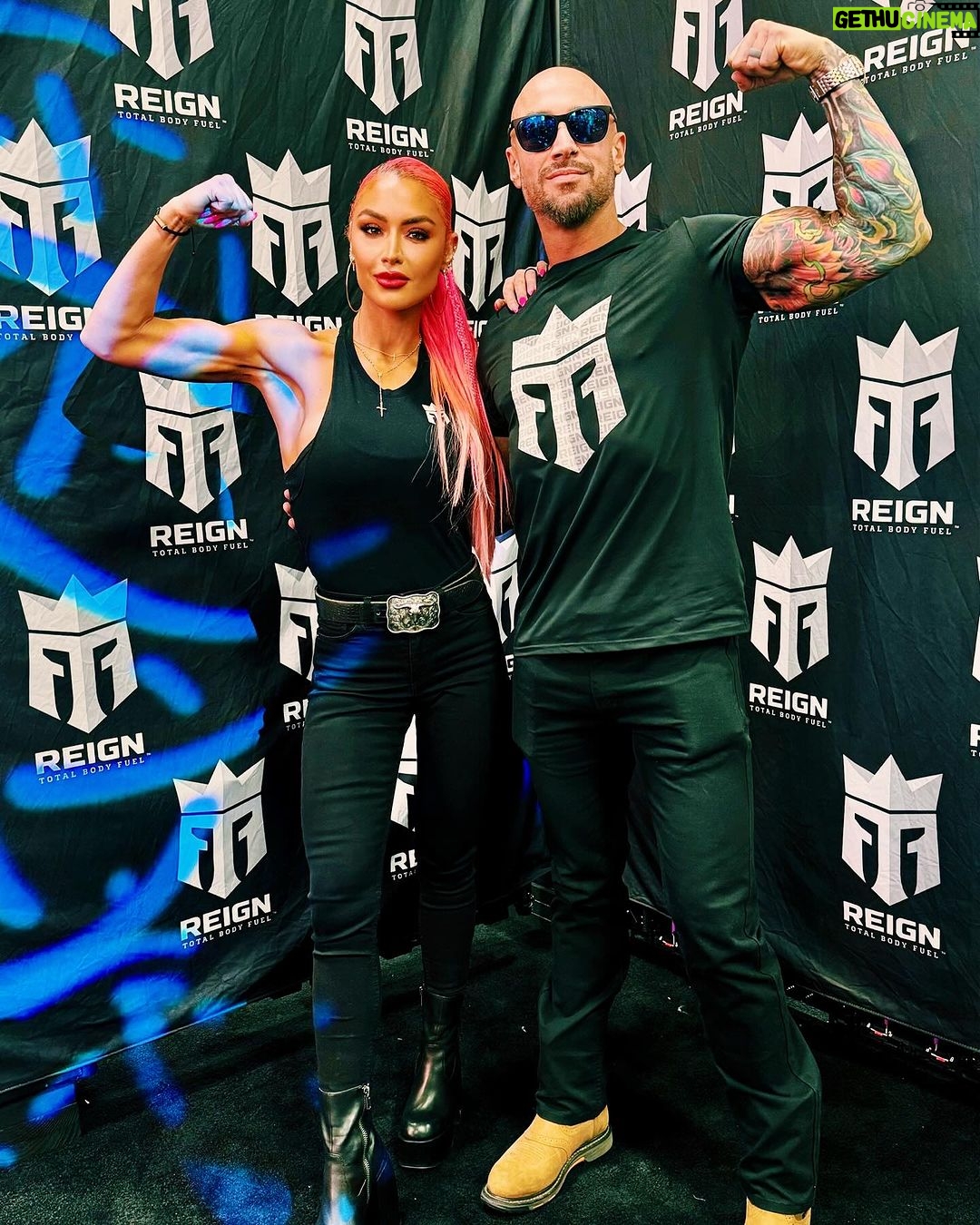 Natalie Eva Marie Instagram - Making it #Reign with my partner in crime @jonathan_coyle @arnoldsports @reignbodyfuel 🔋 🥳🦾 - So we had to do a little flexin on em carousel 📸🤪🦾