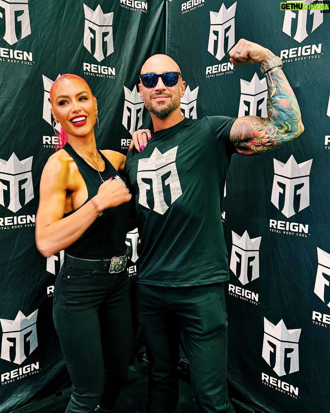 Natalie Eva Marie Instagram - Making it #Reign with my partner in crime @jonathan_coyle @arnoldsports @reignbodyfuel 🔋 🥳🦾 - So we had to do a little flexin on em carousel 📸🤪🦾