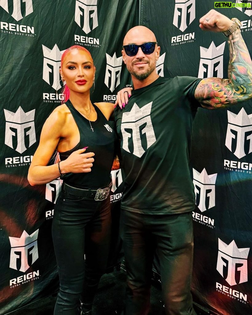 Natalie Eva Marie Instagram - Making it #Reign with my partner in crime @jonathan_coyle @arnoldsports @reignbodyfuel 🔋 🥳🦾 - So we had to do a little flexin on em carousel 📸🤪🦾