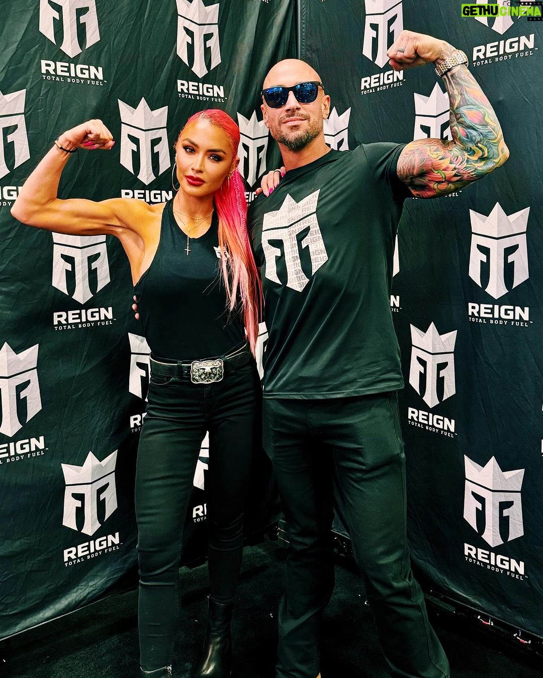 Natalie Eva Marie Instagram - Making it #Reign with my partner in crime @jonathan_coyle @arnoldsports @reignbodyfuel 🔋 🥳🦾 - So we had to do a little flexin on em carousel 📸🤪🦾