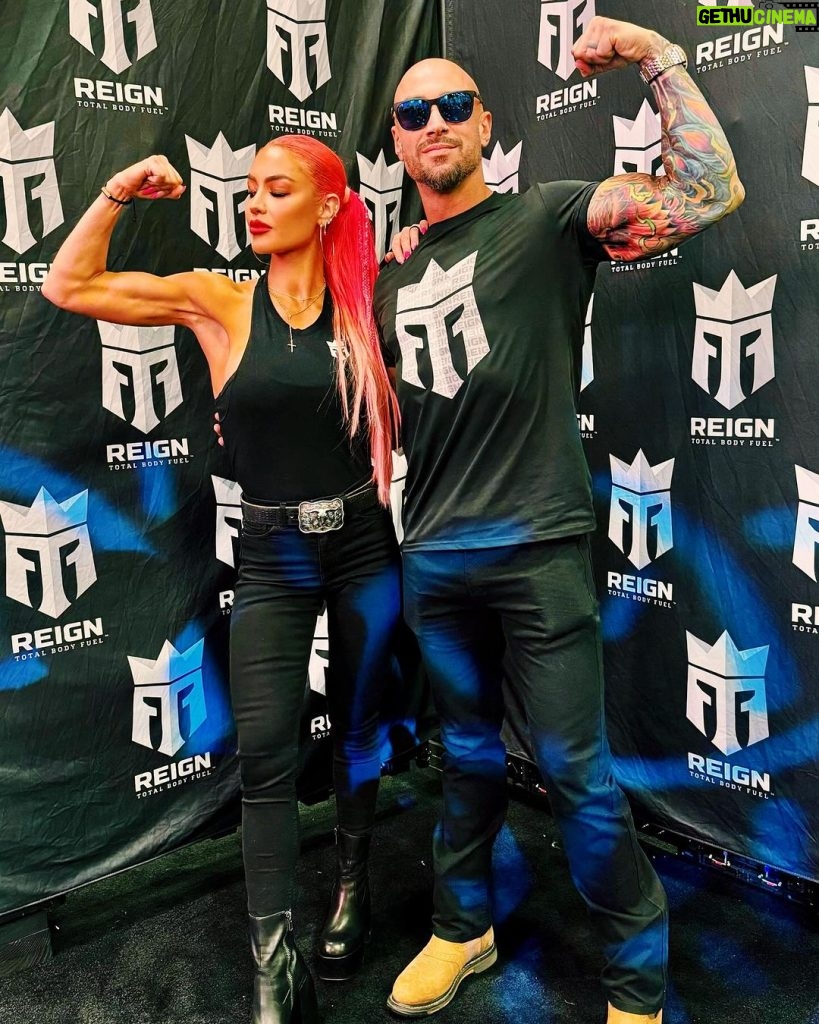 Natalie Eva Marie Instagram - Making it #Reign with my partner in crime @jonathan_coyle @arnoldsports @reignbodyfuel 🔋 🥳🦾 - So we had to do a little flexin on em carousel 📸🤪🦾
