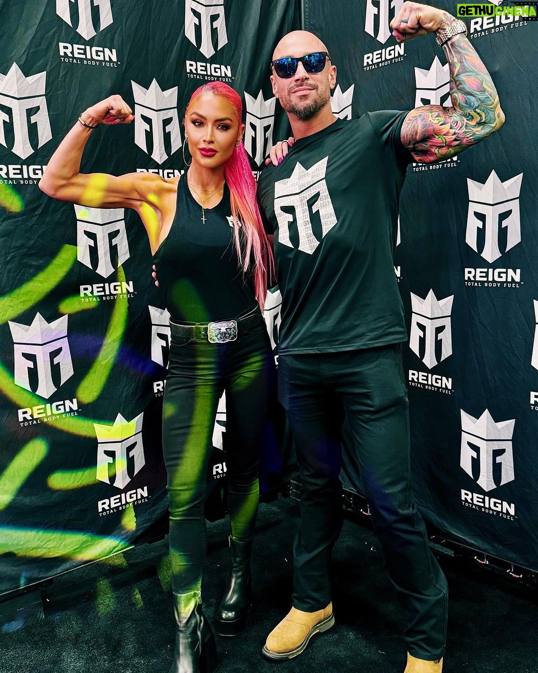 Natalie Eva Marie Instagram - Making it #Reign with my partner in crime @jonathan_coyle @arnoldsports @reignbodyfuel 🔋 🥳🦾 - So we had to do a little flexin on em carousel 📸🤪🦾