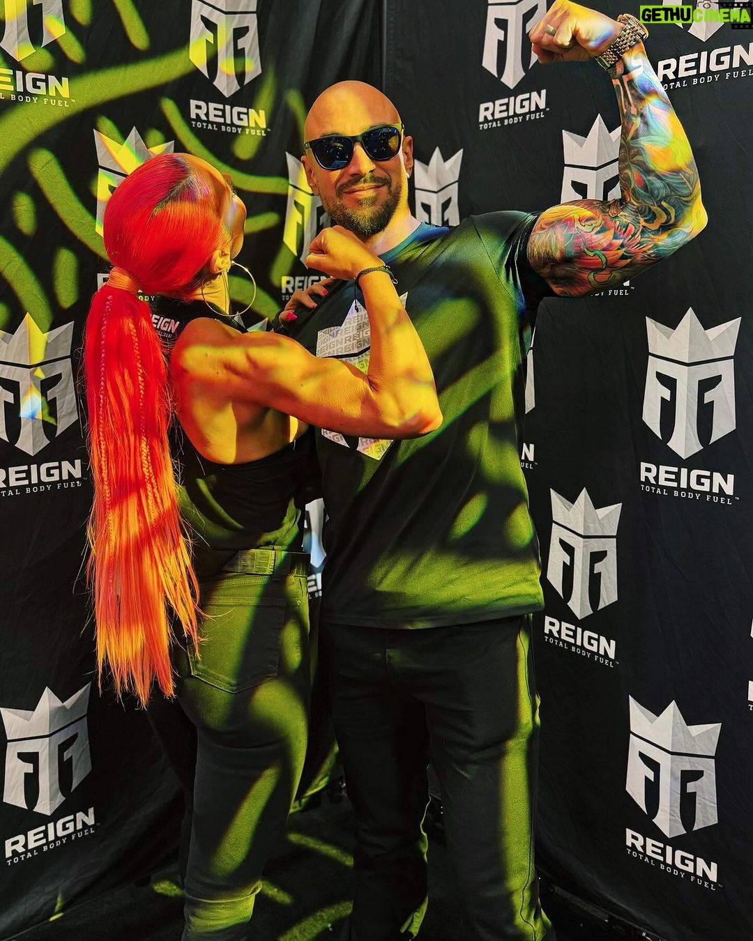 Natalie Eva Marie Instagram - Making it #Reign with my partner in crime @jonathan_coyle @arnoldsports @reignbodyfuel 🔋 🥳🦾 - So we had to do a little flexin on em carousel 📸🤪🦾