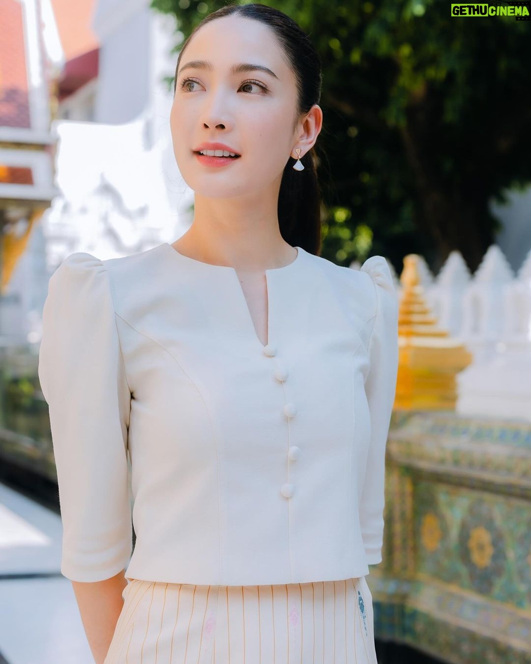 Natapohn Tameeruks Instagram - ปีทีผ่านๆมาแต้วได้รู้จักตัวเองขึ้นอีกระดับนึงเลย(เอาจริงๆก็เยอะมากเลยแหละ) ผ่านเหตุการณ์ธรรมดาที่เป็นเรื่องปกติในชีวิต ค่อยๆสังเกตตัวเองจนได้เห็นทั้งจุดอ่อน จุดแข็ง และพยายามยอมรับ โอบกอดในทุกจุดของเราไว้ด้วยความเข้าใจ หลายครั้งหลงทาง(และคิดว่าอาจจะยังหลงอยู่และต้องมีหลงอีกแน่😜) แต่แต้วเชื่อนะว่าเราจะยังสามารถเรียนรู้ เติบโตจากข้างในจิตใจได้ตลอด เราจะได้รู้ในสิ่งที่ไม่เคยรู้ ได้เห็นการเปลี่ยนแปลงของตัวเองทั้งดีและไม่ดีอย่างผู้สังเกตการณ์ เพื่อให้อภัยและเป็นคนๆนั้นที่จะคอยเชื่อในคุณค่าของตัวเองเสมอต่อให้เวลาจะผ่านไปอีกกี่ปีก็ตาม ขอบคุณทุกชีวิตนะที่เป็นเหมือนครูให้กับเรา แล้วก็ขอบคุณตัวเองด้วยเหมือนกันที่ยอมให้ตัวเองกล้าที่จะหาคำตอบ “อย่าหยุดที่จะเรียนรู้จักตัวเอง” นี่ละมั้งที่อยากบอกตัวเองในปีนี้ 35 แล้วแต่ยังรู้สึกเด็กอยู่เลยอะ can’t wait to get to know more of you Natapohn 😂🤣 ใช่เธอมีอีกหลายอย่างบนโลกให้ต้องเรียนรู้ แต่อย่าลืมว่า“โลกก็มีอีกหลายอย่างที่ต้องเรียนรู้จากเธอเหมือนกันนะ”💋ไปต่อค่ะ!!! #06022024