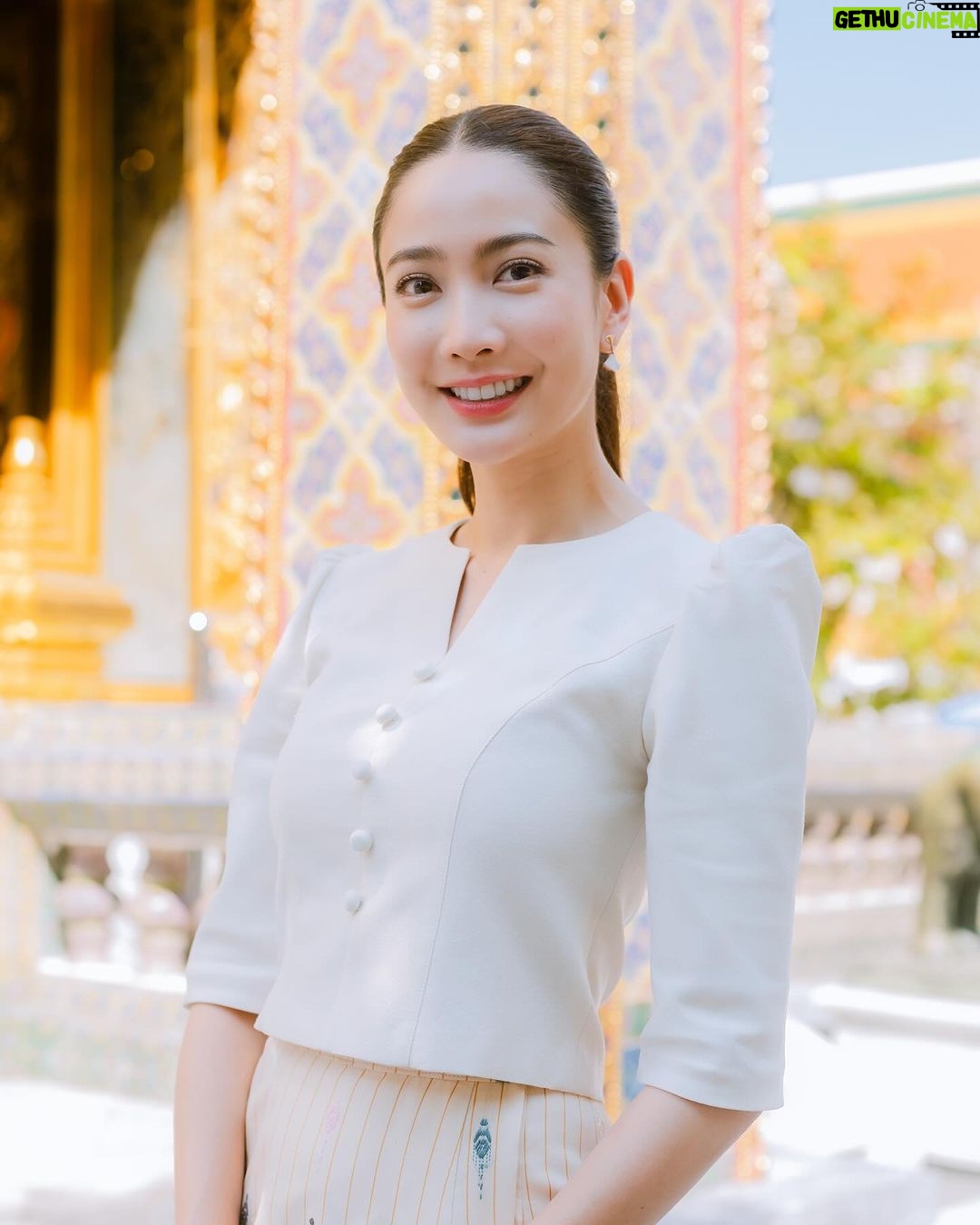 Natapohn Tameeruks Instagram - ปีทีผ่านๆมาแต้วได้รู้จักตัวเองขึ้นอีกระดับนึงเลย(เอาจริงๆก็เยอะมากเลยแหละ) ผ่านเหตุการณ์ธรรมดาที่เป็นเรื่องปกติในชีวิต ค่อยๆสังเกตตัวเองจนได้เห็นทั้งจุดอ่อน จุดแข็ง และพยายามยอมรับ โอบกอดในทุกจุดของเราไว้ด้วยความเข้าใจ หลายครั้งหลงทาง(และคิดว่าอาจจะยังหลงอยู่และต้องมีหลงอีกแน่😜) แต่แต้วเชื่อนะว่าเราจะยังสามารถเรียนรู้ เติบโตจากข้างในจิตใจได้ตลอด เราจะได้รู้ในสิ่งที่ไม่เคยรู้ ได้เห็นการเปลี่ยนแปลงของตัวเองทั้งดีและไม่ดีอย่างผู้สังเกตการณ์ เพื่อให้อภัยและเป็นคนๆนั้นที่จะคอยเชื่อในคุณค่าของตัวเองเสมอต่อให้เวลาจะผ่านไปอีกกี่ปีก็ตาม ขอบคุณทุกชีวิตนะที่เป็นเหมือนครูให้กับเรา แล้วก็ขอบคุณตัวเองด้วยเหมือนกันที่ยอมให้ตัวเองกล้าที่จะหาคำตอบ “อย่าหยุดที่จะเรียนรู้จักตัวเอง” นี่ละมั้งที่อยากบอกตัวเองในปีนี้ 35 แล้วแต่ยังรู้สึกเด็กอยู่เลยอะ can’t wait to get to know more of you Natapohn 😂🤣 ใช่เธอมีอีกหลายอย่างบนโลกให้ต้องเรียนรู้ แต่อย่าลืมว่า“โลกก็มีอีกหลายอย่างที่ต้องเรียนรู้จากเธอเหมือนกันนะ”💋ไปต่อค่ะ!!! #06022024