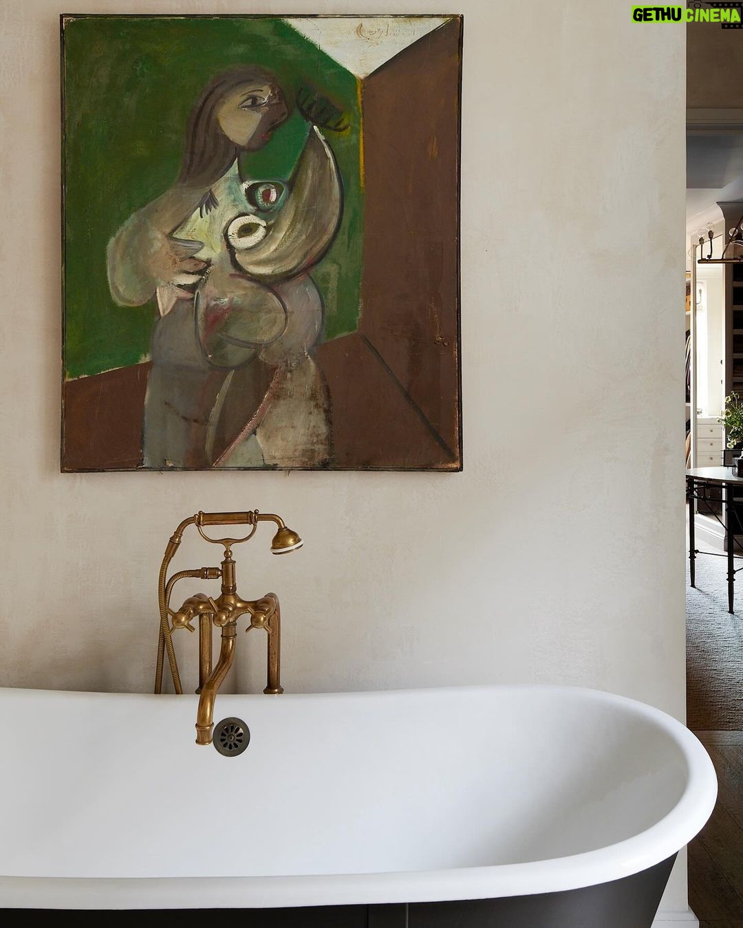 Nate Berkus Instagram - Some previously unseen moments from the primary bathroom of our NYC home. I found this mid-century figural abstract by painter Thom Leyland on @liveauctioneers, one of my favorite places to hunt down unique finds.