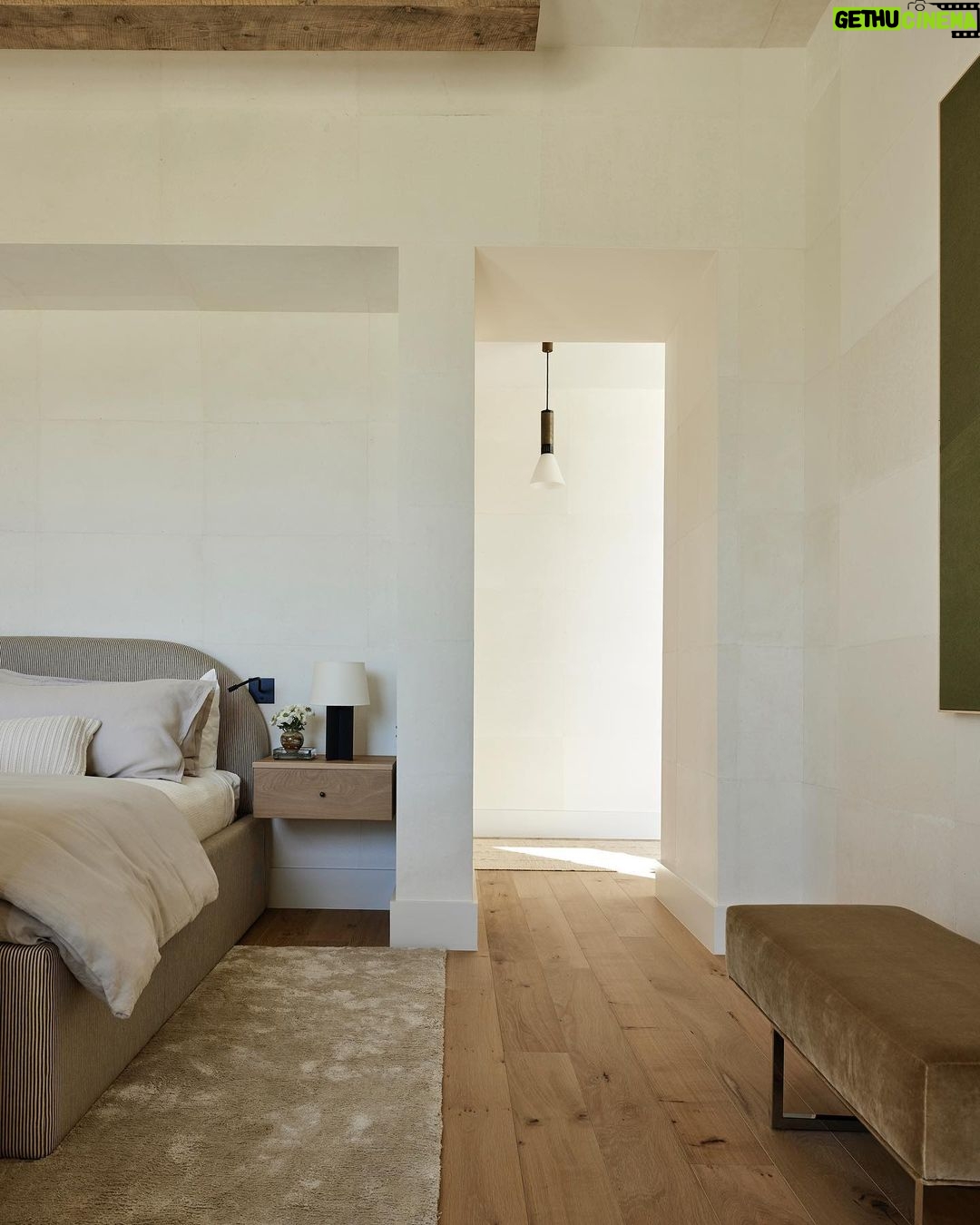 Nate Berkus Instagram - Two separate spaces from our #NateBerkusAssociates desert project for Ray & Anna Romano but they still feel fundamentally tied together. Head to my story & link in my bio to see the full @archdigest feature. Photography: @jennapeffley Design: @nateberkus Architecture: @southcoastarch Landscape Design: HSA Design Group Writing: @rachwall_ Styling: @catdash