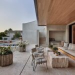 Nate Berkus Instagram - With the desert as the backdrop for this Sicilian-inspired home in La Quinta, CA, #NateBerkusAssociates loved every moment of bringing Ray and Anna Romano’s dream “hideaway” to life. Thank you to the whole team at @archdigest for the stunning feature, and thank you to my incredible team who worked so creatively and tirelessly to bring this project home. Head to my story or link in bio to read the full story.⁣ ⁣ Photography: @jennapeffley⁣ Design: @nateberkus⁣ Architecture: @southcoastarch⁣ Landscape Design: HSA Design Group⁣ Writing: @rachwall_⁣ Styling: @catdash
