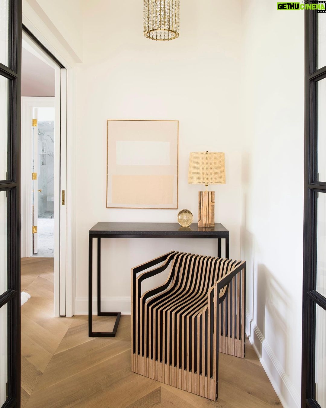 Nate Berkus Instagram - I think chairs are the most sculptural furniture in a room…..which one is your favorite? 1. Stacked plywood impression chair by Julian Mayor 2. Boucle club chair, “vintage” Nate and Jeremiah for @livingspaces 3. Vintage Barcelona in original leather and chrome