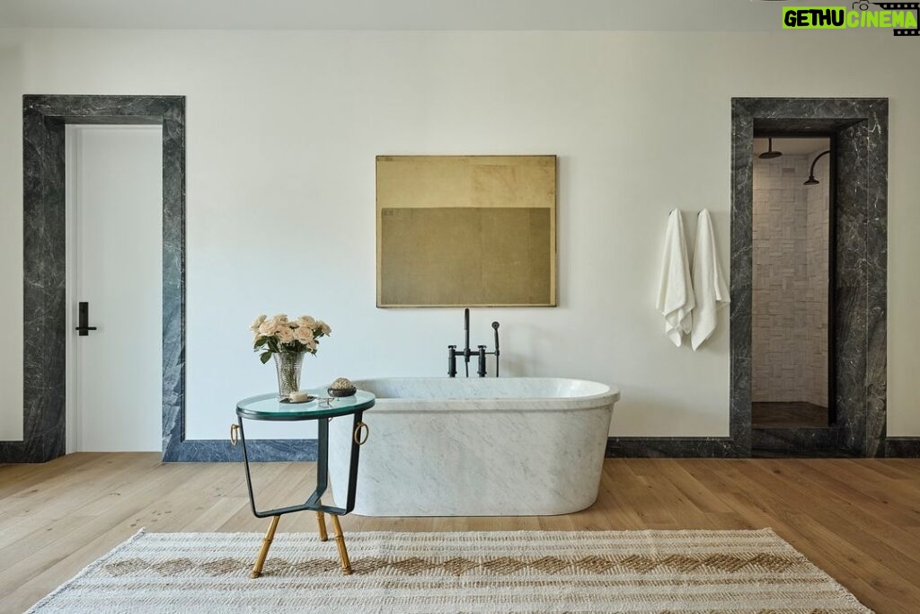 Nate Berkus Instagram - This Carrara marble tub is the focal point of the room. Head to my story & link in bio to see the full @archdigest feature of Ray & Anna Romano’s La Quinta home. #NateBerkusAssociates⁣ ⁣ Photography: @jennapeffley⁣ Design: @nateberkus⁣ Architecture: @southcoastarch⁣ Landscape Design: HSA Design Group⁣ Writing: @rachwall_⁣ Styling: @catdash