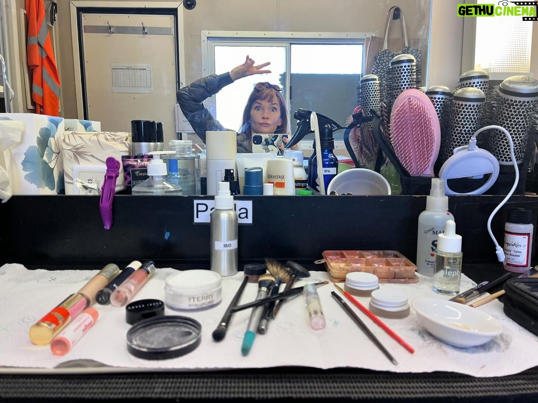 Nathalie Boltt Instagram - Back in ze saddle. @paulataylormakeup : ‘You’ve got a good face to make up, mate! You got the Levi’s! You got the genes! (Jeans)’ #newzealand #queenstown #actorslife