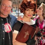 Nathalie Boltt Instagram - As we power towards our final episodes, a pic of my favourite director @robseidenglanz and my favourite wifey @madchenamick . Not sure that I’m holding my favourite book, but sure loving that self-righteous holy glow that only Penelope can rock so bad🌹 🥀 #riverdale #sisterpenelope #penelopeblossom