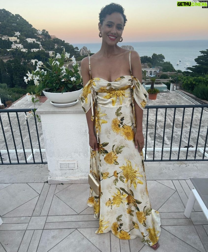 Nathalie Emmanuel Instagram - Cute in Capri 🌼🌅 @chercoulter @raqueldinizofficial @gianvitorossi @jimmychoo @missomalondon