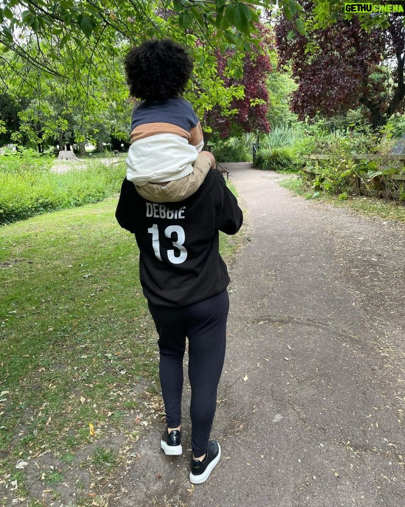 Nathalie Emmanuel Instagram - With the nephew in #MamaDebs merch 🤣 #familytime