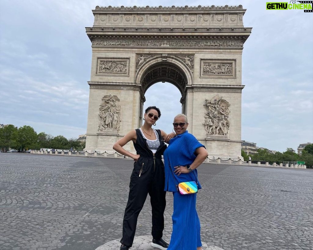 Nathalie Emmanuel Instagram - Une mére et son bébé à Paris 🥰 Arc De Triomphe - Paris, France