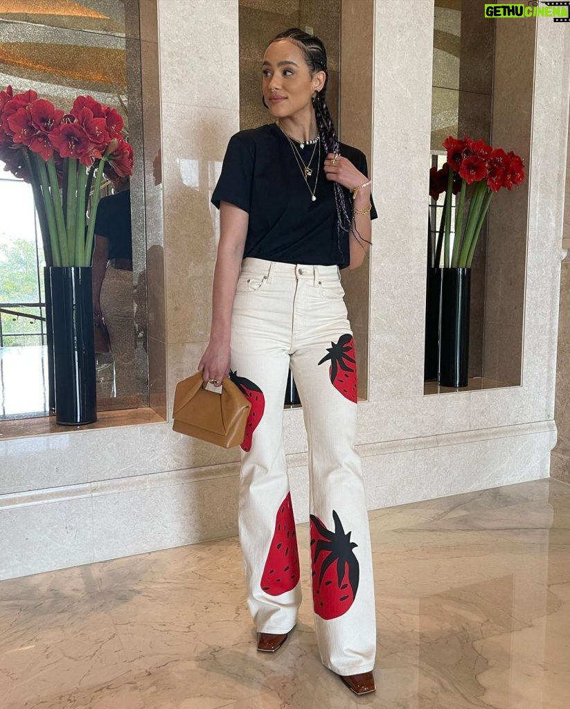Nathalie Emmanuel Instagram - 🍓🍓🍓 My look for second day @mefcc in Abu Dhabi! Styling: @chercoulter Jeans and bag: @jw_anderson Tshirt: @sunspelclothing Jewellery: @missoma, @mejuri and @mathe_jewelry Shoes: @aldo_shoes Sunglasses: @akonieyewear Nose ring: @laura_bond_jewellery Saadiyat Island