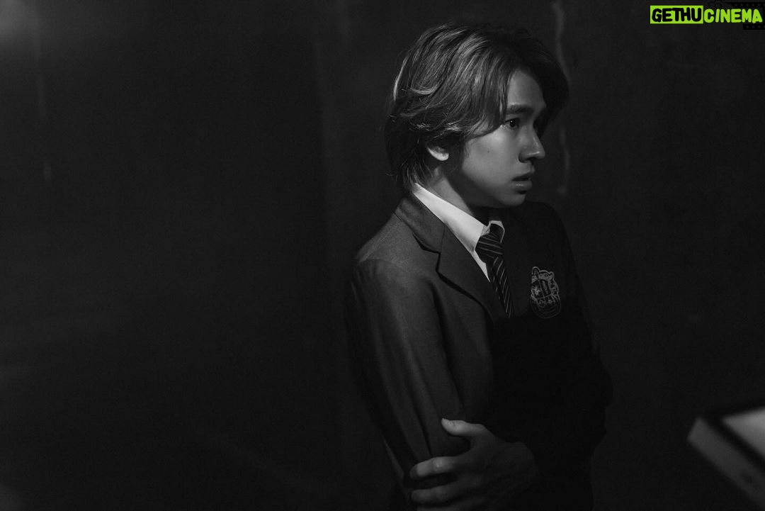 Natouch Siripongthon Instagram - ‘Living in Shadow’ วันนี้ 2 ทุ่ม มีปล่อยเบื้องหลัง MV เงา (SHADOW) Ost.SHADOW เงา / ล่า / ตาย แวะมาติดแท็กพูดคุยกันในทวิตเตอร์ได้นะครับ ที่ #.ViuShadowMV_BTS ตอน 2 ทุ่มตรง #ViuShadow #เงาล่าตาย #Shadowเงาล่าตาย #ViuOriginal #Viuอ่านว่าวิว