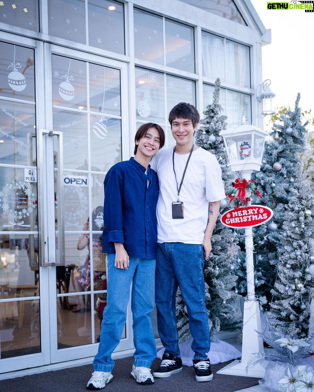 Natouch Siripongthon Instagram - 💙💙 @petepol #fluke_natouch The Little White House Cafe