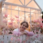 Natouch Siripongthon Instagram - วาเลนไวน์ใกล้มาถึงแล้วว อย่าลืมแวะมาถ่ายรูปกันที่ @thelittlewhitehousecafe นะครับ เดือนแห่งความรัก ร้านก็จะหวานๆหน่อย 💖🌷💐 The Little White House Cafe