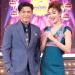 Natthawut Skidjai Instagram - การทำหน้าที่พิธีกรรายการชิงช้าสวรรค์2024….เหมือนเป็นการรียูเนียนเล็กๆระหว่างผมกับน้องแพนเค้ก เพราะเราเติบโตมากจากที่เดียวกัน แม้จะต่างรุ่น ต่างช่วงเวลา แต่พอมาเจอกันก็เหมือนทุกอย่างต่อติดเลย ทุกอย่างดูง่ายกว่าที่คิด ต้องขอบคุณความเป็นมืออาชีพของน้องแพนเลยที่ดูแลพี่เป็นอย่างดี ต้องขอบคุณทีมงานสำหรับการช่วยเหลือทุกด้านรวมทั้งกำลังใจ ต้องขอบคุณครูทั้ง3ท่าน ครูสลา ครูเบิร์ดและครูหนึ่งจักรวาล ที่น่ารักเป็นกันเองมากๆ และขอบคุณน้องๆทุกๆโรงเรียนที่จุดประกายความฝันให้พี่อีกครั้ง พลังงานของน้องๆแต่ละคนเหลือล้นและสู้ไม่ถอยจริงๆ และทำให้เรารู้เลยว่า ……ถ้าเราได้ทำในสิ่งที่เรารัก ความสุขนั้นอยู่ไม่ไกลเลย……อยู่ในหัวใจของเรานี่เอง #พรุ่งนี้ 18.00 ฝากติดตามรายการชิงช้าสวรรค์ด้วยนะครับ ติดตามได้ทุกวันศุกร์เวลา18.00 และวันเสาร์เวลา 15.45 น.ทางช่องเวิร์คพอยท์นะครับ