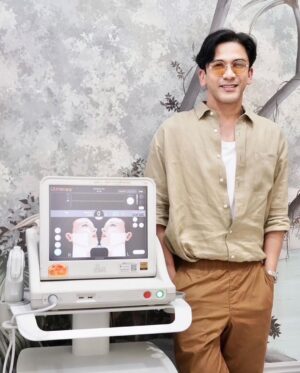 Natthawut Skidjai Instagram - เมียบอกให้มาทำหน้าบ้าง ใช้งานเค้าหนักก็ควรดูแลหน้าบ้าง  ผู้ชายอย่างเรา ไม่อยากทำอะไรเยอะ พูดง่ายๆก็ขี้เกียจนั่นแหละ ทำแบบเอาที่ง่ายที่สุด เห็นผลเร็วสุด …..ต้องนี่เลย!! อัลเทอร่า!!!!!! สิจ๊ะ ที่ @thedemis เค้ามีเครื่องดูแลผมแบบเต็มสูบ @drlin_thedemis ก็เป็นรุ่นน้องที่มหาลัยด้วย โหไปกันใหญ่ ทำไปคุยไป แป๊บเดียวเสร็จ สุดยอด!!! ….หมอบอกเดี๋ยวอีก1เดือนมาดูผลกันนะจ๊ะว่าหน้าจะหล่อขนาดไหน….จุ๊กกรู๊!! ขอบคุณมากๆเลยนะคร้าบบ