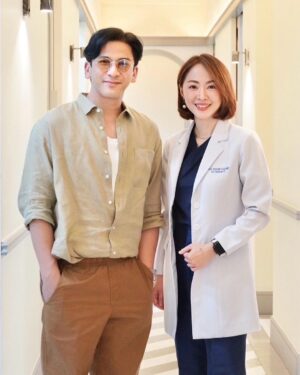 Natthawut Skidjai Instagram - เมียบอกให้มาทำหน้าบ้าง ใช้งานเค้าหนักก็ควรดูแลหน้าบ้าง  ผู้ชายอย่างเรา ไม่อยากทำอะไรเยอะ พูดง่ายๆก็ขี้เกียจนั่นแหละ ทำแบบเอาที่ง่ายที่สุด เห็นผลเร็วสุด …..ต้องนี่เลย!! อัลเทอร่า!!!!!! สิจ๊ะ ที่ @thedemis เค้ามีเครื่องดูแลผมแบบเต็มสูบ @drlin_thedemis ก็เป็นรุ่นน้องที่มหาลัยด้วย โหไปกันใหญ่ ทำไปคุยไป แป๊บเดียวเสร็จ สุดยอด!!! ….หมอบอกเดี๋ยวอีก1เดือนมาดูผลกันนะจ๊ะว่าหน้าจะหล่อขนาดไหน….จุ๊กกรู๊!! ขอบคุณมากๆเลยนะคร้าบบ