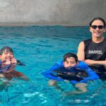 Natthawut Skidjai Instagram - ปิดเทอมเล็ก….ภารกิจของพ่อแม่คือ พาลูกออกจากเกมส์ให้ได้ เราตัดสินใจพาเค้ามาเที่ยวพัทยาครับ แล้วก็ตัดสินใจไม่ผิดจริงๆกับการมาพักที่ @amaripattaya ที่นี่เราได้ทำกิจกรรมมากมายด้วยกัน ได้ว่ายนำ้ เล่นสไลเดอร์ ทานอาหารอย่างจุใจและจริงจัง555 และที่เป็นไฮไลต์คือ การฝึกนวดและทำพิซซ่าด้วยตัวเองที่ร้าน @pregopattaya หน้าโรงแรมเลย เด็กๆสามารถเลือกตกแต่งหน้าพิซซ่าตามใจชอบ โอ้โหต้องบอกว่าเกินคาด เด็กๆติดใจไปทำ2วันติด ทานอาหารได้เยอะ ได้ยิ้ม ได้หัวเราะกันตลอดทริป… ขอบคุณพนักงานทุกคนที่ดูแลพวกเราเป็นอย่างดีนะครับ จริงๆไม่ใช่แค่ครอบครัวเรานะครัว ผมแอบเห็นพนักงานดูแลลูกค้าท่านอื่นๆดีมาก เอาใจใส่ ยิ้มให้บริการอย่างดี ต้องชมจริงๆถือว่าเป็นจุดเด่นของที่นี่เลย …..เอาไว้ปิดเทอมหน้า ค่อยมาเล่าให้ฟังใหม่นะครับว่าครอบครัวเราไปเที่ยวที่ไหนกัน