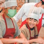Natthawut Skidjai Instagram - ปิดเทอมเล็ก….ภารกิจของพ่อแม่คือ พาลูกออกจากเกมส์ให้ได้ เราตัดสินใจพาเค้ามาเที่ยวพัทยาครับ แล้วก็ตัดสินใจไม่ผิดจริงๆกับการมาพักที่ @amaripattaya ที่นี่เราได้ทำกิจกรรมมากมายด้วยกัน ได้ว่ายนำ้ เล่นสไลเดอร์ ทานอาหารอย่างจุใจและจริงจัง555 และที่เป็นไฮไลต์คือ การฝึกนวดและทำพิซซ่าด้วยตัวเองที่ร้าน @pregopattaya หน้าโรงแรมเลย เด็กๆสามารถเลือกตกแต่งหน้าพิซซ่าตามใจชอบ โอ้โหต้องบอกว่าเกินคาด เด็กๆติดใจไปทำ2วันติด ทานอาหารได้เยอะ ได้ยิ้ม ได้หัวเราะกันตลอดทริป… ขอบคุณพนักงานทุกคนที่ดูแลพวกเราเป็นอย่างดีนะครับ จริงๆไม่ใช่แค่ครอบครัวเรานะครัว ผมแอบเห็นพนักงานดูแลลูกค้าท่านอื่นๆดีมาก เอาใจใส่ ยิ้มให้บริการอย่างดี ต้องชมจริงๆถือว่าเป็นจุดเด่นของที่นี่เลย …..เอาไว้ปิดเทอมหน้า ค่อยมาเล่าให้ฟังใหม่นะครับว่าครอบครัวเราไปเที่ยวที่ไหนกัน