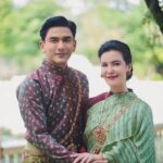 Natthawut Skidjai Instagram - หลายคนถามว่าเล่นเรื่องนี้แล้วรู้สึกยังไง…….ผมก็คงตอบว่า ผมมีความสุขมากๆในรอบหลายปีที่ผ่านมา เพราะกองละครกองนี้สนุกสนาน เป็นกันเอง ตั้งใจทำงาน เล่นก็เล่น จริงจังก็จริงจัง…………แต่ถ้าถามว่าอะไรที่ผมประทับใจมากที่สุดในการเล่นละครเรื่องนี้ น่าจะเป็นวันที่ผมป่วยหนัก บ้านหมุน อยากอาเจียนตลอดเวลา คอหมุนไม่ได้ เดินได้ช้าๆ นัดกอง7.00 ผมรีบโทรไปบอกทีมงานว่า ตอนนี้อาการไม่ดีเอามากๆ ไม่แน่ใจว่าจะไหวมั้ย(ใจไหว จะไปทำงานให้ได้) ทีมงานก็น่ารัก เลื่อนเวลาให้ผมไปหลังเที่ยง(คือผมยืนยันว่าไหว จะไปถ่าย ไม่หยุด) ไม่มีใครบังคับให้ผมไป แต่ผมฝืนไปทำเอง ……แล้ววันนั้น ผมก็ทำงานอย่างลำบากที่สุดในชีวิตการทำงาน จำบทไม่ได้ ปวดตัวไปหมด แต่เชื่อมั้ยครับ เวลาเค้านับ 5-4-3-2 Action!!’ อาการเหล่านั้น หายไปหมดเลย ผมเหมือนเอาแรงมาจากไหนไม่รู้ แสดงๆๆๆๆ จน คัท!!’ #อาการกลับมาเป็นคนป่วยปวดคอเหมือนเดิม ……..แล้วที่สำคัญ คืนนั้นผมต้องถ่ายฉากลูกตาย(สร้อยฟ้า) ผมก็ผ่านมันมาได้ครับ แล้วดีที่สุดเท่าที่เคยเล่นมาเลย…….ขอบคุณทีมงานนะที่ดูแลผมเป็นอย่างดี ขอบคุณนักแสดงร่วมทุกคนที่เอาใจช่วยพี่ในวันนั้น สุดท้ายก็คงต้อง #ขอบคุณตัวเอง ที่กระซิบกับตัวเองตลอดเวลาว่า #มึงทำได้ กูเชื่อว่ามึงทำได้ป๋อ!!! ……เออว่ะ ผมทำได้จริงๆ …..ขอบคุณที่อ่านจนจบนะครับ #กรงดอกสร้อยตอนจบวันนี้