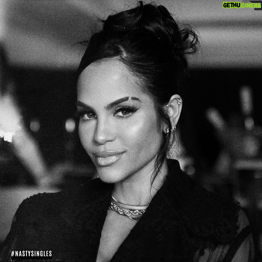 Natti Natasha Instagram - Por culpa de tu juego me dejaste el cora 🩵 Icy 🎼. #OtroCaption 🎥 mañana estreno exclusivo en @todayshow a las 5:20 PM EST / A las 6 PM en mi canal de YouTube. Vayan preparándose para prestarle atención a los detalles del video…