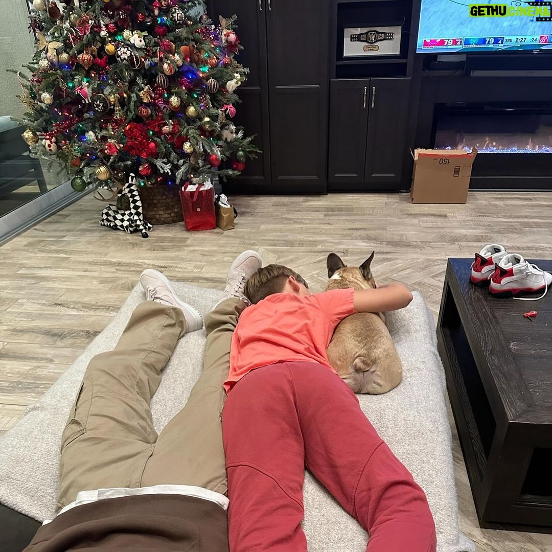 Nattie Katherine Neidhart-Wilson Instagram - It’s not what’s under the tree, but who’s around it. ❤️🎄 @harttotable @kristinculbreth @tjwilson711 @ellie_neidhart @2pawz
