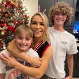 Nattie Katherine Neidhart-Wilson Instagram - It’s not what’s under the tree, but who’s around it. ❤️🎄 @harttotable @kristinculbreth @tjwilson711 @ellie_neidhart @2pawz