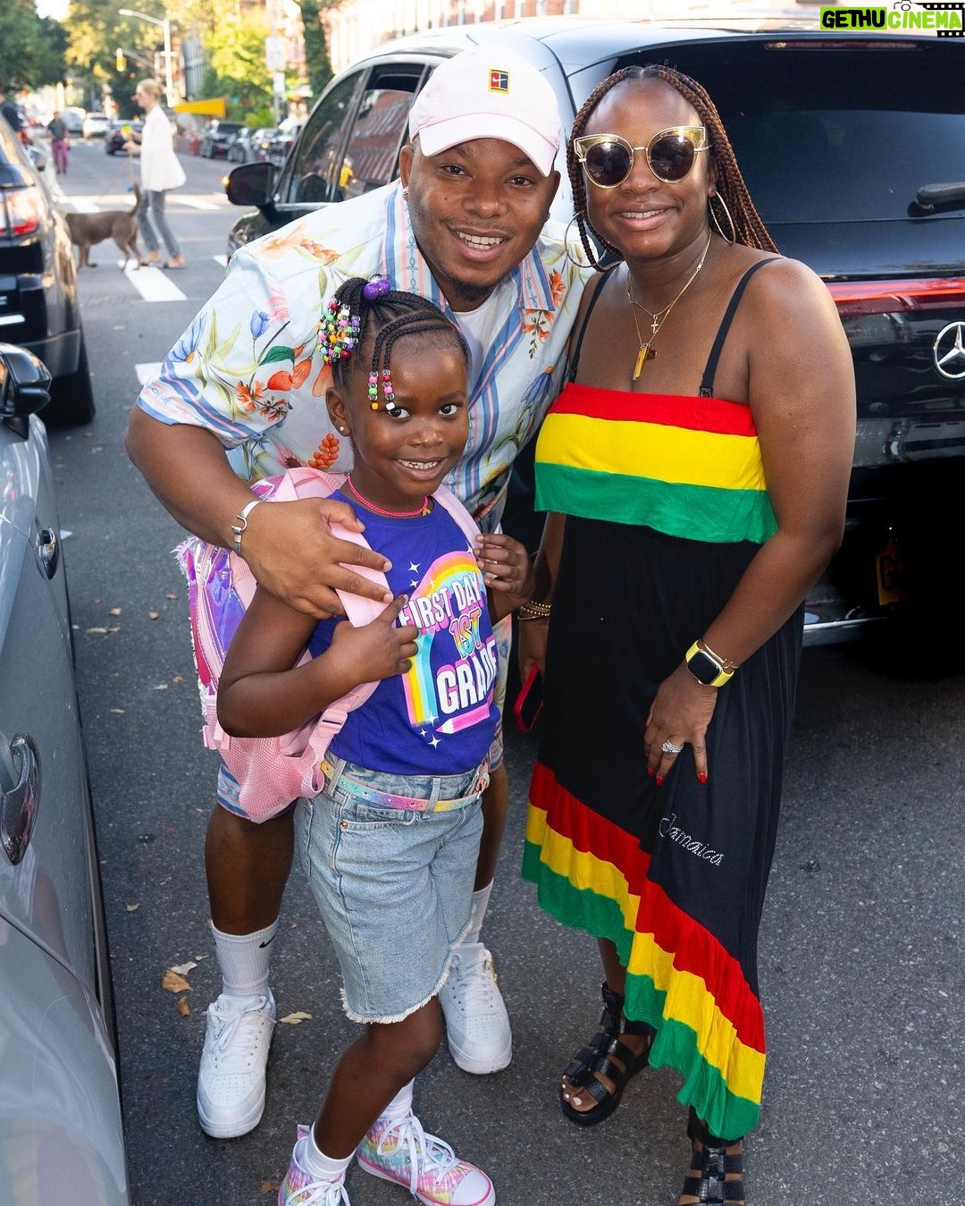 Naturi Naughton Instagram - It’s happening sooo fast! My Baby girl is in 1st Grade! 🥹🥳We are all so proud of you Zuri! ❤️ 📸 @fosterlew Braids by @fefethehairstylist #ZuriGoesToFirstGrade 🏃🏾♀️ Brooklyn, New York