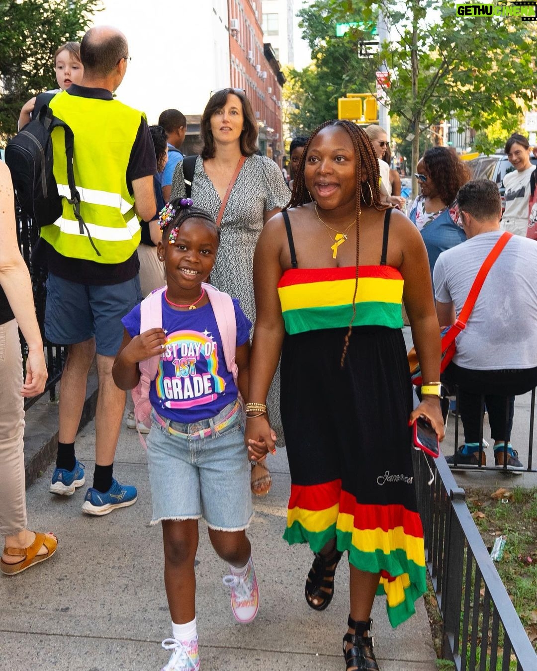 Naturi Naughton Instagram - It’s happening sooo fast! My Baby girl is in 1st Grade! 🥹🥳We are all so proud of you Zuri! ❤️ 📸 @fosterlew Braids by @fefethehairstylist #ZuriGoesToFirstGrade 🏃🏾♀️ Brooklyn, New York