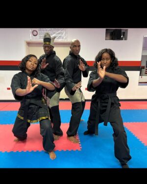 Naturi Naughton Instagram - Some dope #BTS of #CallHerKingMovie for y’all! I’m the 6 weeks pregnant lady doing all these stunts in her first action movie!💪🏾 #IAmWomanHearMeRoar 😜 @betplus STREAMING NOW! #bet #betplus #grateful