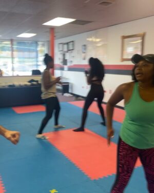 Naturi Naughton Instagram - Some dope #BTS of #CallHerKingMovie for y’all! I’m the 6 weeks pregnant lady doing all these stunts in her first action movie!💪🏾 #IAmWomanHearMeRoar 😜 @betplus STREAMING NOW! #bet #betplus #grateful
