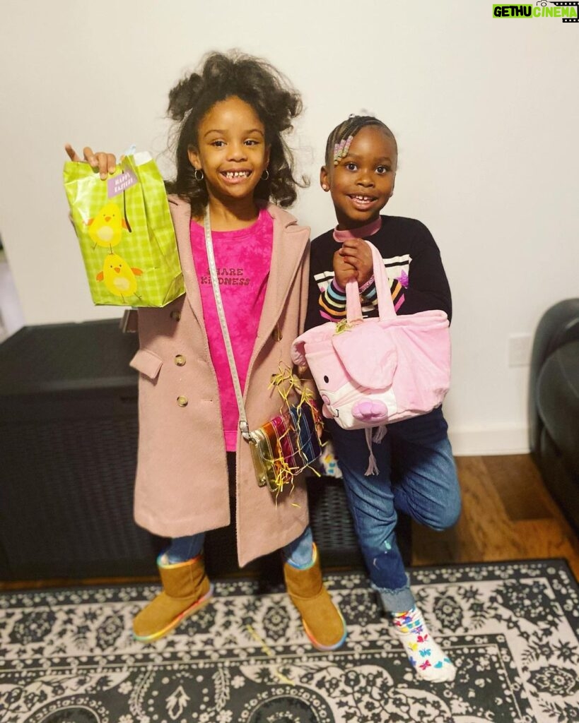 Naturi Naughton Instagram - #HappyEaster 💜Church w/ my family & an Easter Egg Hunt w/friends! Easter weekend was #PureJoy 🙌🏾So blessed! #NewHopeBaptistChurch is my church home since I was 5 years old & today I got to bring my 5 year old daughter, Husband & the little one on the way🤰🏾! #GodIsGood #HeIsRisen #Blessed #MyFirstSoloWasHere 🙏🏾 New Jersey