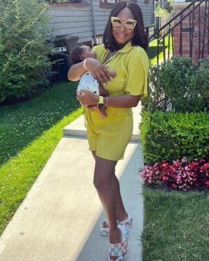 Naturi Naughton Instagram - Not bad for a #NewMommy of 2! #BabyTru is a dream come true! 💚 💛 #MommyLife #6weekspostpartum #FeelGoodLookGood #WearingActualClothesNow #PajamasBeGone 😂 
📸: Hubby 😘