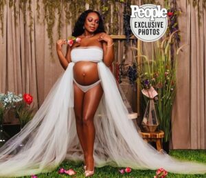 Naturi Naughton Instagram - Pregnancy got me feeling Sexyyy AF! 😜🔥 #BabyLewis 
Baby Daddy: @twolewis_ 
Exclusive @people (link in bio)🙏🏾 
📸: @islandboiphotography 
Creative Director/Hair: @touched_by_tiff 
Makeup: @camaraaunique
Stylist: @iamhdiddy
Designer: @priddnewyork 
My assistant: @ms_shelly