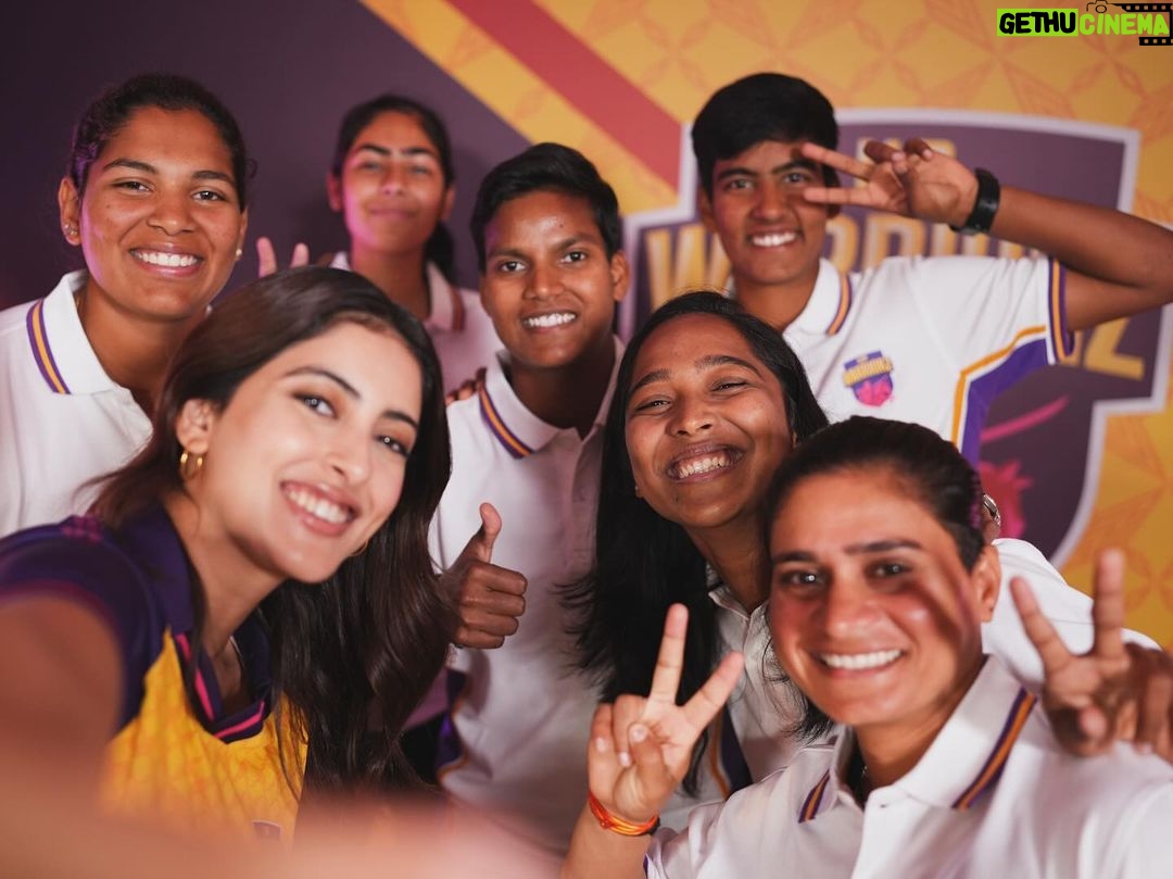 Navya Naveli Nanda Instagram - Delighted to be a part of the @upwarriorz family this season of the Womenโs IPL (@wplt20) ๐ Iss season U.P #UttarDega ๐๐ผ @itsjinishasharma @caprisports U.P Warriorz Uttar Dega?!