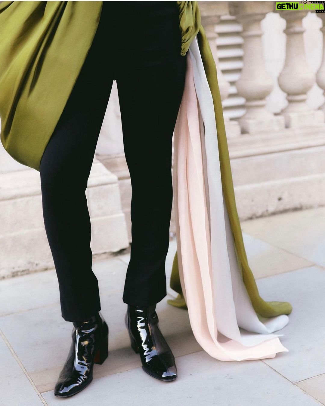 Ncuti Gatwa Instagram - @britishvogue x @voguemagazine Thank you for the most exquisite evening at Vogue World. Fashion, opera, dance and theatre performed to the highest of abilities in one night. Whew. Twas truly a sight to behold. @edward_enninful #AnnaWintour and the entire team at Vogue thank you endlessly. This was a night to remember and I feel giddy with luck to have witnessed it. My head also hurts thinking about the planning logistics of it all…But bloody hell you guys throw a good party!! Special thanks to @burcakyol ….for the most beautiful creation. And my @tiffanyandco fam for the stunning pieces💎 Wearing @burcakyol Rings @tiffanyandco Shoes @louboutinworld Hair @chris7_okonta Skin @keshiaeast_ Styled by THEE @felicitykay Assistanted by @ivoryandonyx @mariangelaoorlando Photographer @hannah.cosgrove London, United Kingdom