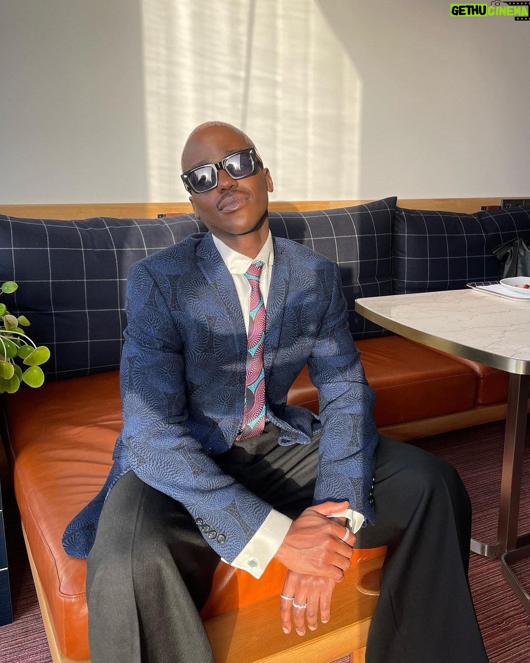 Ncuti Gatwa Instagram - Ozwald Boateng (Uncle Ozzy) I remember seeing his name for the first time in a play called Roaring Trade when I was at drama school. A play about bankers making their way up in London. Boateng suits seemed to be a vehicle to do that. It’s really not lost on me that this groundbreaking pioneer of fashion, culture and style in the British landscape handed me “Modern Pioneer” award at the @Elleuk style awards last night. I say it a lot but…truly mad. A beautiful night in a room filled with incredible artists! Thank you @elleuk and @tiffanyandco @moetchandon for bringing us all together Styled of course by @felicitykay…boy! what a night for the journey we’ve had 🥹 love ya flic The 💧 Full Look: @ozwald_boateng Shoes: @giuseppezanotti Jewelry: @tiffanyandco Sunglasses: @jacquesmariemage Grooming: @chris7_okonta @keshiaeast_ 📸 @jamesdkelly @jasonlloydevans