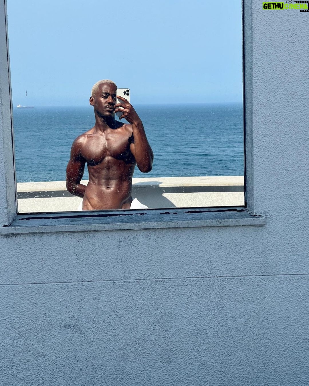 Ncuti Gatwa Instagram - My job. Is actually just beach 🏝️👱🏿♂️ But I have no pictures of the beach or Christ the redeemer.. you know you’ve had a time when there’s hardly any pictures for a decent dump. Rio. Obrigado. The most beautiful city with the most beautiful people filled with thee MOST beautiful hearts. 🫶🏾🇧🇷 Also shout out to @belmondcopacabanapalace the staff there!!! My god. Angels every single one of them. The managing team defo need to add a wee bump to their next pay packet☝🏾 Rio de Janeiro