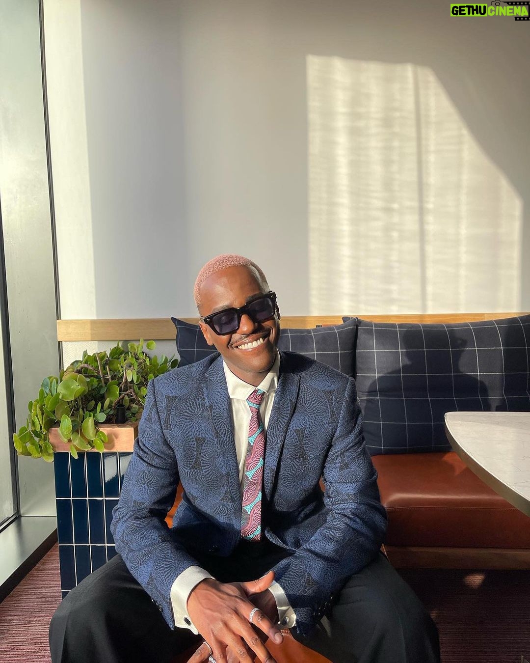 Ncuti Gatwa Instagram - Ozwald Boateng (Uncle Ozzy) I remember seeing his name for the first time in a play called Roaring Trade when I was at drama school. A play about bankers making their way up in London. Boateng suits seemed to be a vehicle to do that. It’s really not lost on me that this groundbreaking pioneer of fashion, culture and style in the British landscape handed me “Modern Pioneer” award at the @Elleuk style awards last night. I say it a lot but…truly mad. A beautiful night in a room filled with incredible artists! Thank you @elleuk and @tiffanyandco @moetchandon for bringing us all together Styled of course by @felicitykay…boy! what a night for the journey we’ve had 🥹 love ya flic The 💧 Full Look: @ozwald_boateng Shoes: @giuseppezanotti Jewelry: @tiffanyandco Sunglasses: @jacquesmariemage Grooming: @chris7_okonta @keshiaeast_ 📸 @jamesdkelly @jasonlloydevans