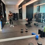 Ncuti Gatwa Instagram - Sessions with the pt just involve taking selfies while he trains 🏋🏿‍♂️ @bodyspaceofficial @davidhigginslondon 💛 Knightsbridge