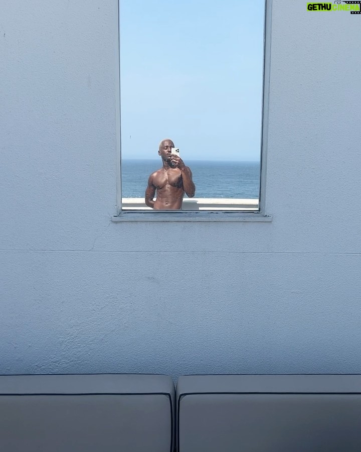 Ncuti Gatwa Instagram - My job. Is actually just beach 🏝️👱🏿♂️ But I have no pictures of the beach or Christ the redeemer.. you know you’ve had a time when there’s hardly any pictures for a decent dump. Rio. Obrigado. The most beautiful city with the most beautiful people filled with thee MOST beautiful hearts. 🫶🏾🇧🇷 Also shout out to @belmondcopacabanapalace the staff there!!! My god. Angels every single one of them. The managing team defo need to add a wee bump to their next pay packet☝🏾 Rio de Janeiro