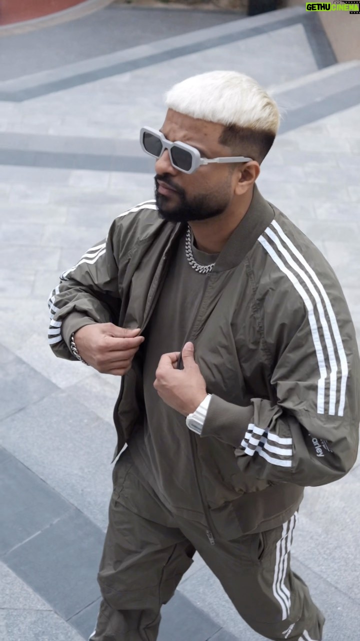 Neeraj Madhav Instagram - Rizz baby Rizz 💸, your boy never miss 🎯 #NewFaceNewPace📈 #AlbumModeOn 💽 💇🏻♂️ @moneykuts971 @kelvinklein574 🤌🏽 📹 @shaheenthaha_official 🎞️✂️ @navneeth_madhav Should I drop a music video in this look ? Sunset Mall