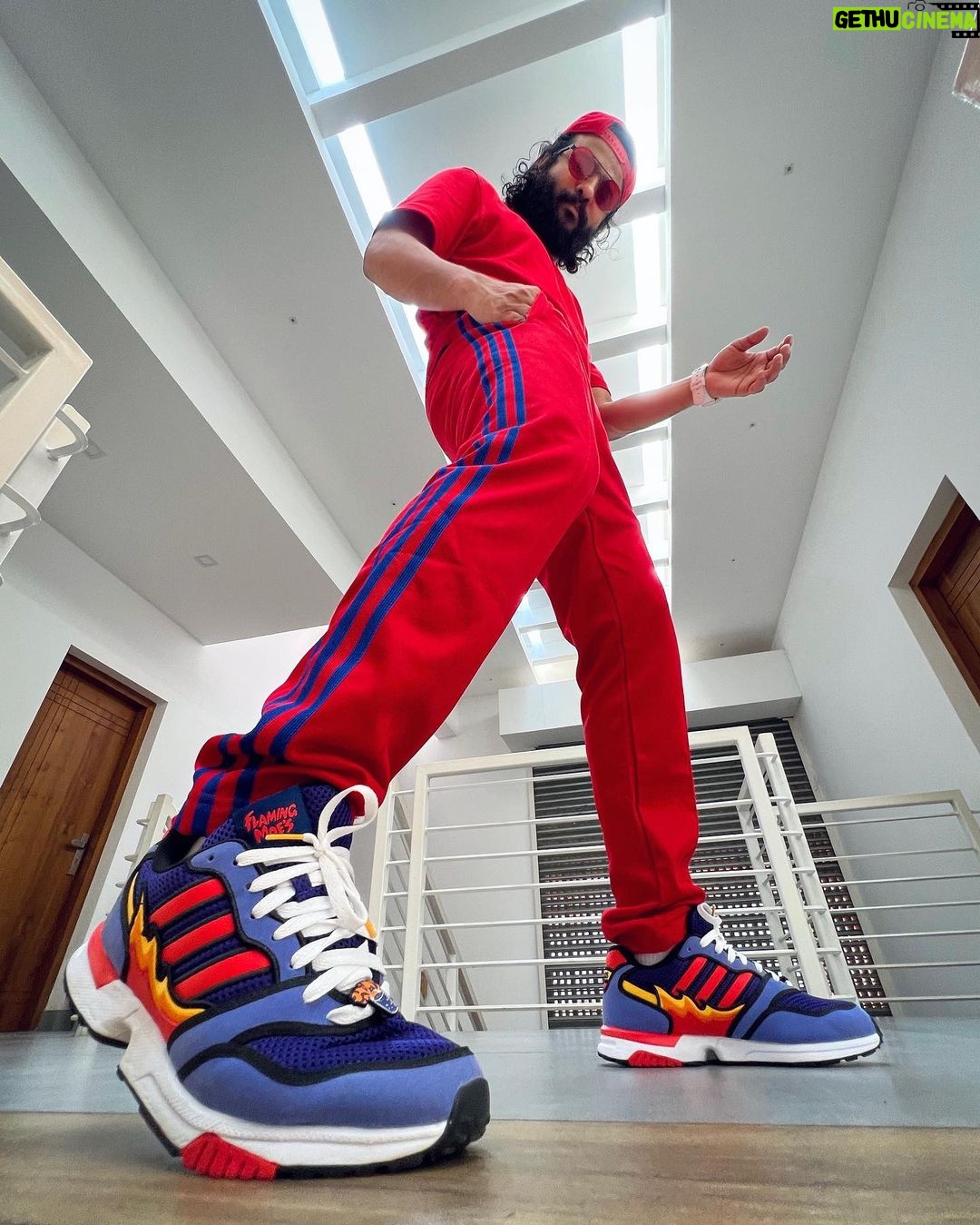 Neeraj Madhav Instagram - Red & blue stripes ||| 🌊🔥 #flamingmoes #outfitoftheday #selfstyled