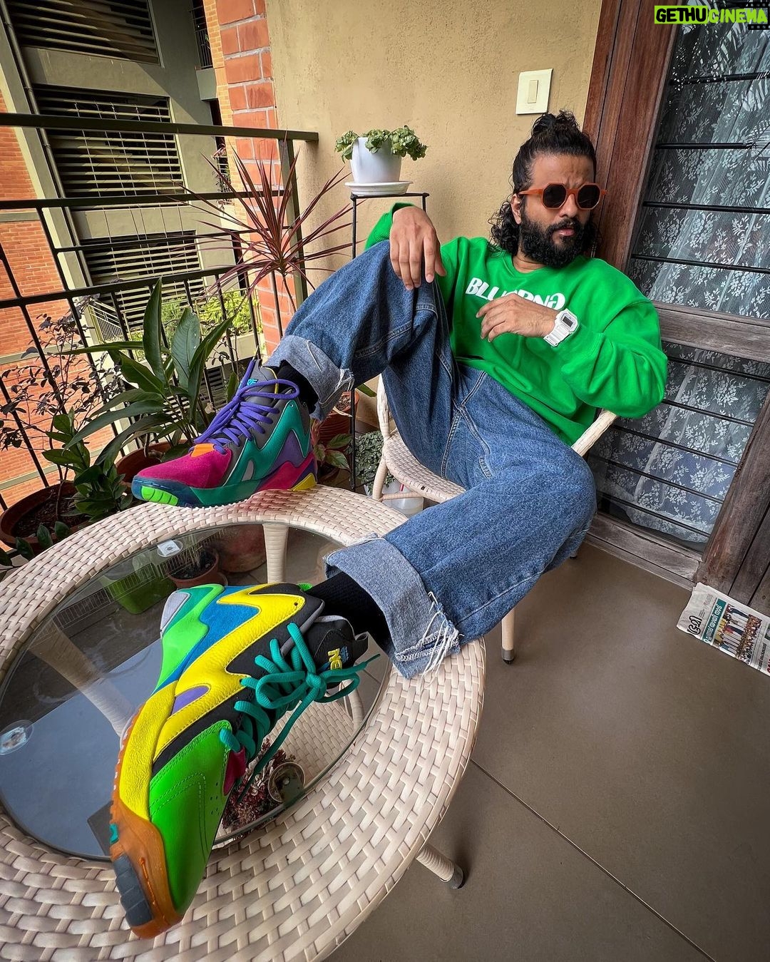 Neeraj Madhav Instagram - “Pop that green & add some pink, Dab with yellow & add blue ink “🤌🏽 🟢🟣🟡🔵 #whoaskedforcolor #outfitoftheday #selfstyled