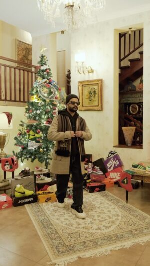 Neeraj Madhav Instagram - Had to do this trend 🫵🏽 What’s your fav outfit ?

Camera/Edit/CGI : @navneeth_madhav 

Styled by @shamil_zyn @soorajskofficial @amarnathanil_ & myself 

#trendingreels #winterwear #fashion #sneakers #mywardrobe